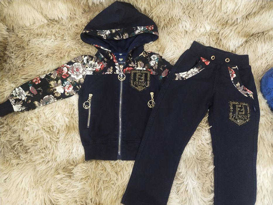 Продам костюмчики на девочку