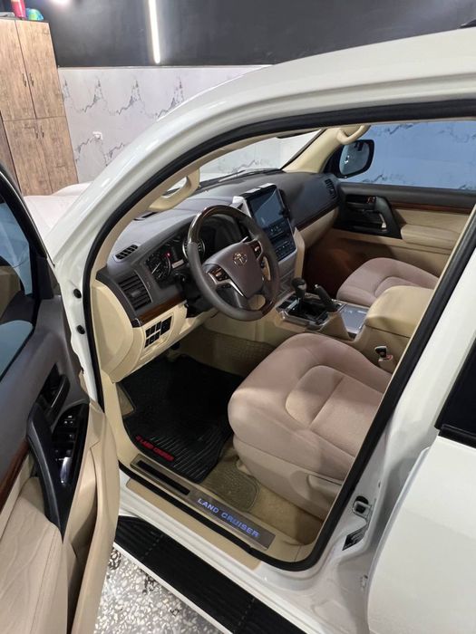 Land cruiser 200 sotiladi