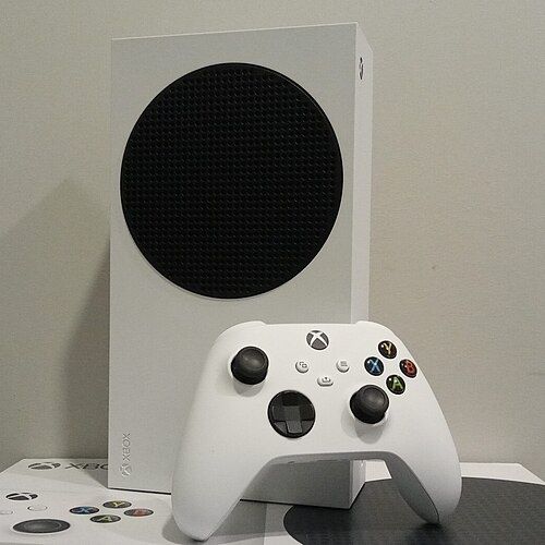 Xbox Series S с двумя геймпадами