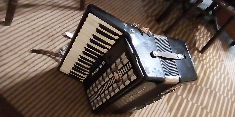 Продавам акордеон