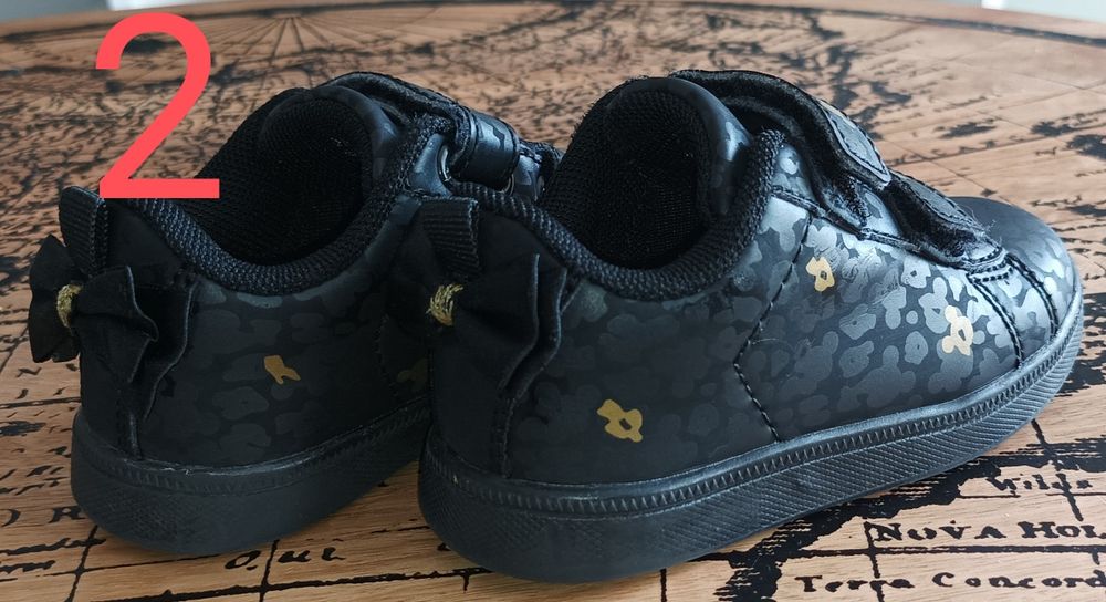 Детски обувки различни размери.