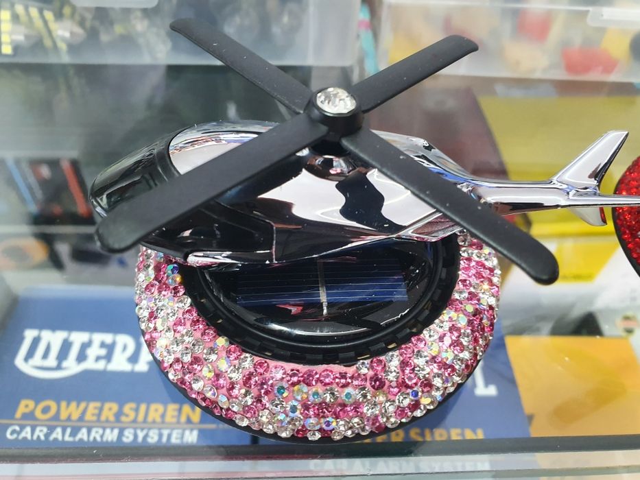 Ароматизатор вертолет. Ароматизатор вертолетик в автомобиль. Освежитель воздуха для автомобиля вертолета на солнечной батарее. Освежитель воздуха для машины вращающийся на солнечных батареях. Самолёт для автомобиля на солнечной батарее ароматизатор.