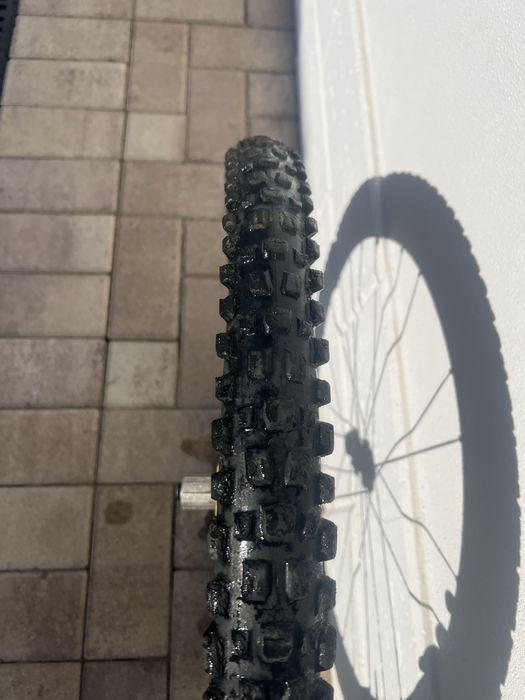 Roată spate Mavic Deemax 27.5, ax 12x150, cu cauciuc Maxxis Assegai (sau separat)