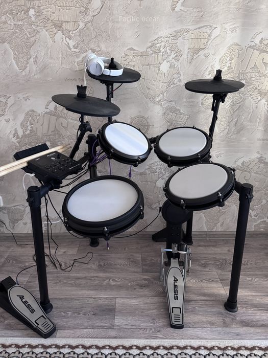 Барабанная установка Alesis