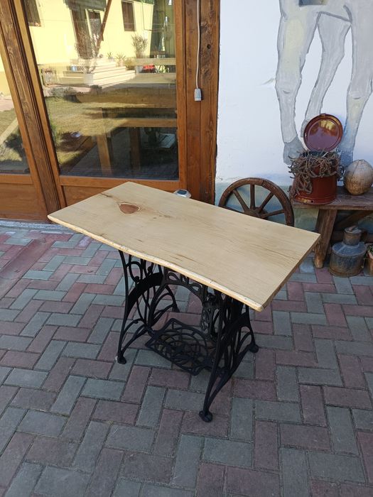 Suport lavoar sau măsuță din mașină de cusut