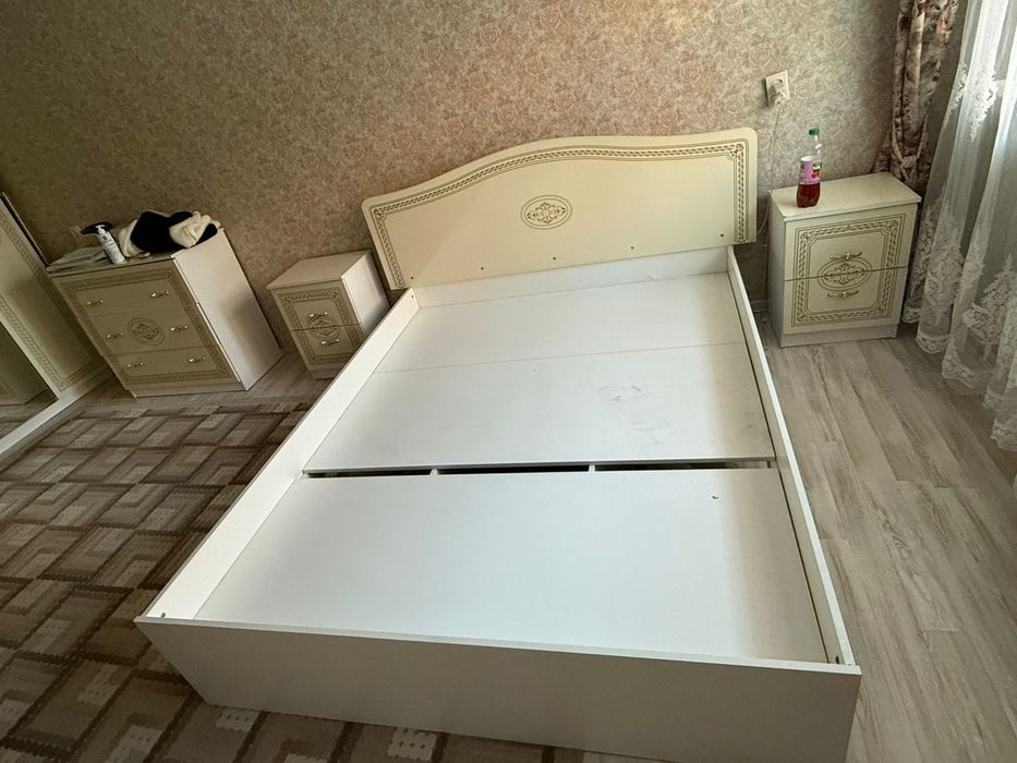 Двуспальная кровать с тумбами