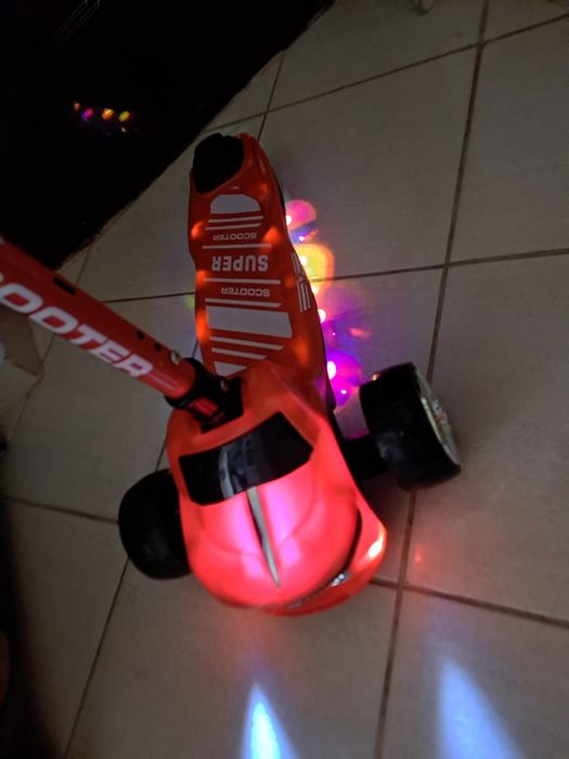 Vând trotineta Monster Truck Action One