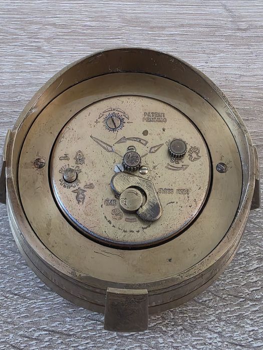 Ceas mecanic de birou ,SWISA 8 zile power rezerv,  celule de tritiu
