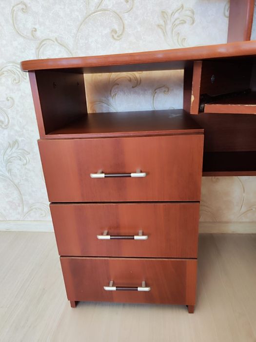 Продам удобный компьютерный стол с тумбочкой