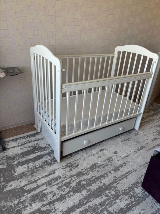 Продам детскую кровать и комод