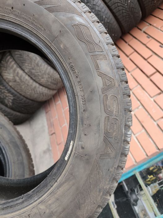 Продавам 2 зимни гуми 215/65/16 бус