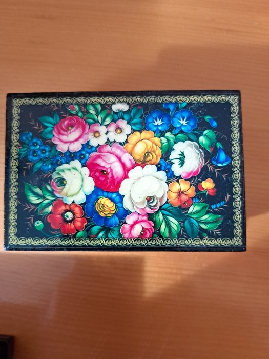 Дървена руска кутия