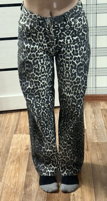 Дешево б/у джинсы модные стильные