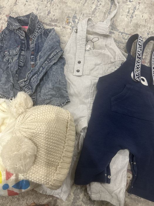 Пакет детских вещей для мальчишек и девочек.
