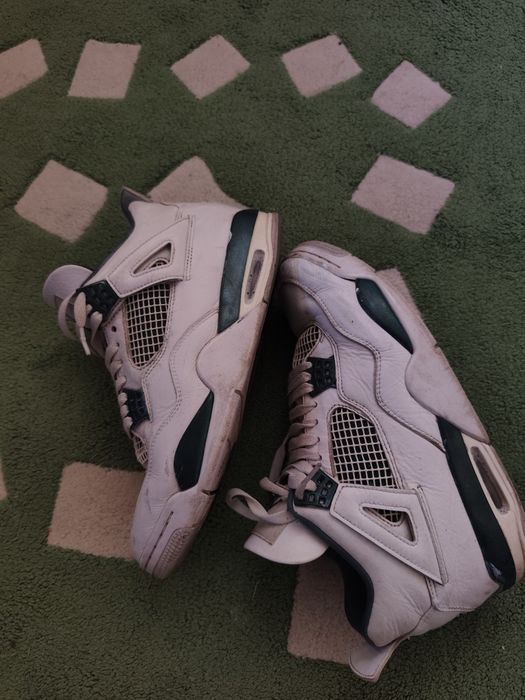 Sunt Air Jordan 4 sunt deteriorați adică au cress și unpic juliți și sunt aproape originali adică 1/1 am dat 900 de lei