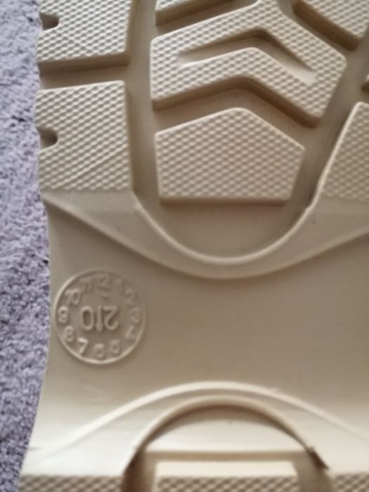 Bocanci noi, în cutie 150 perechea.Disponibile 2 perechi.