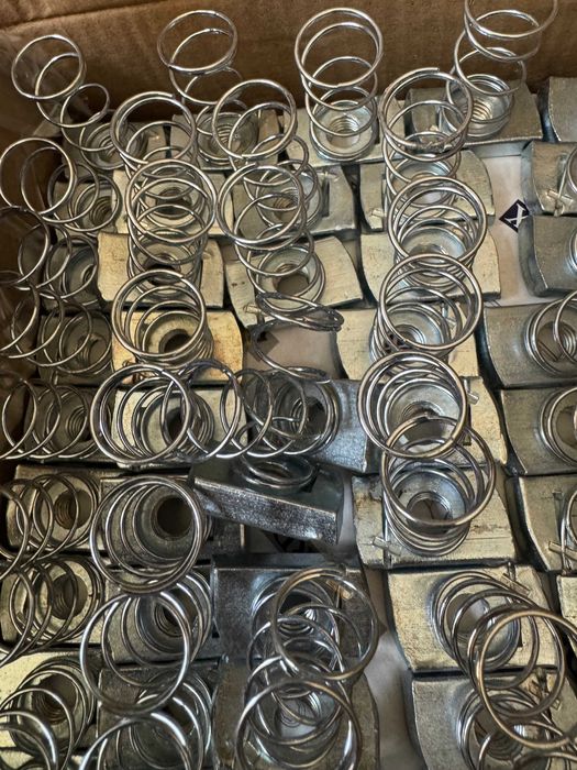 Гайка с пружиной