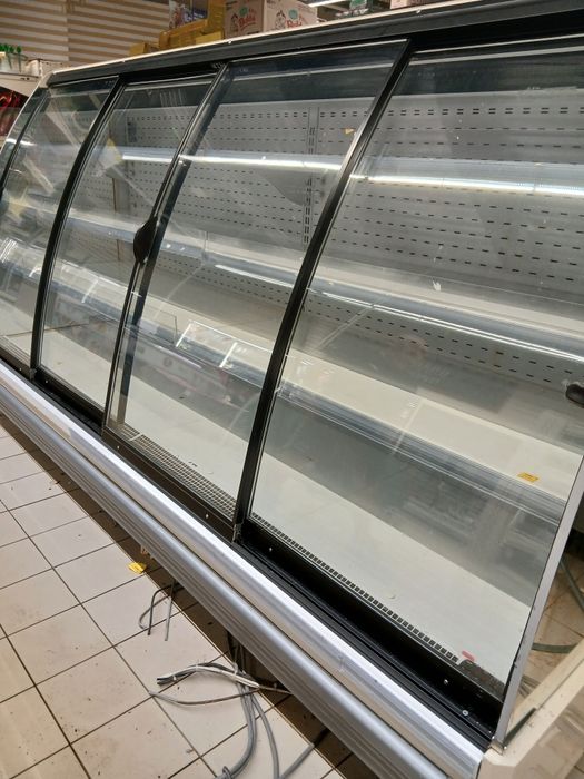 Vând vitrine frigorifice verticale