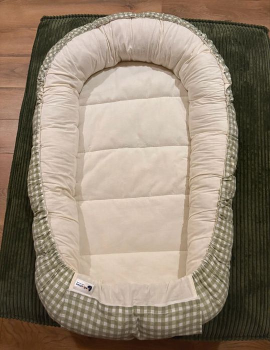 Babynest cu doua fete