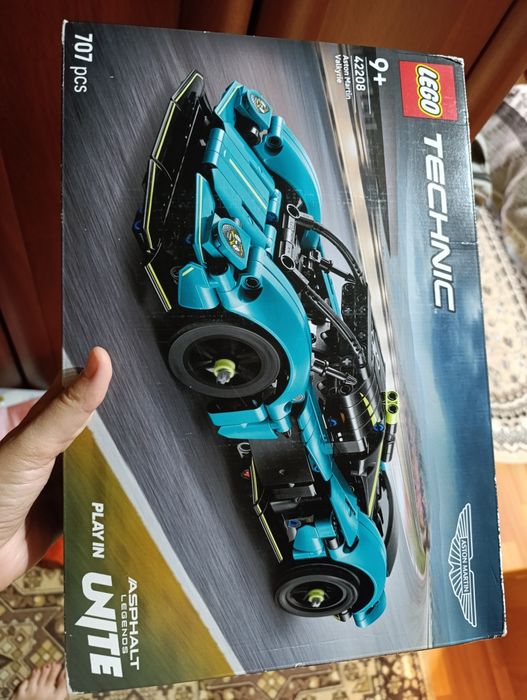 LEGO: Автомобиль Aston Martin Valkyrie Technic 42208