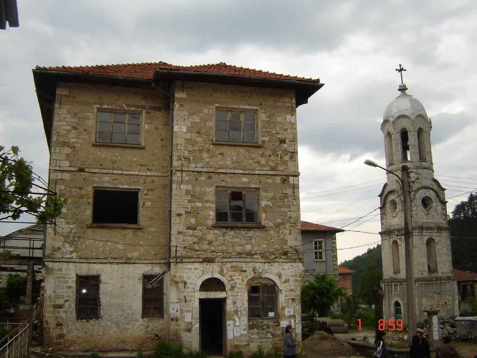 Продавам каменна къща до Ски Пистите на к.к. Пампорово 3ет. по 150кв.