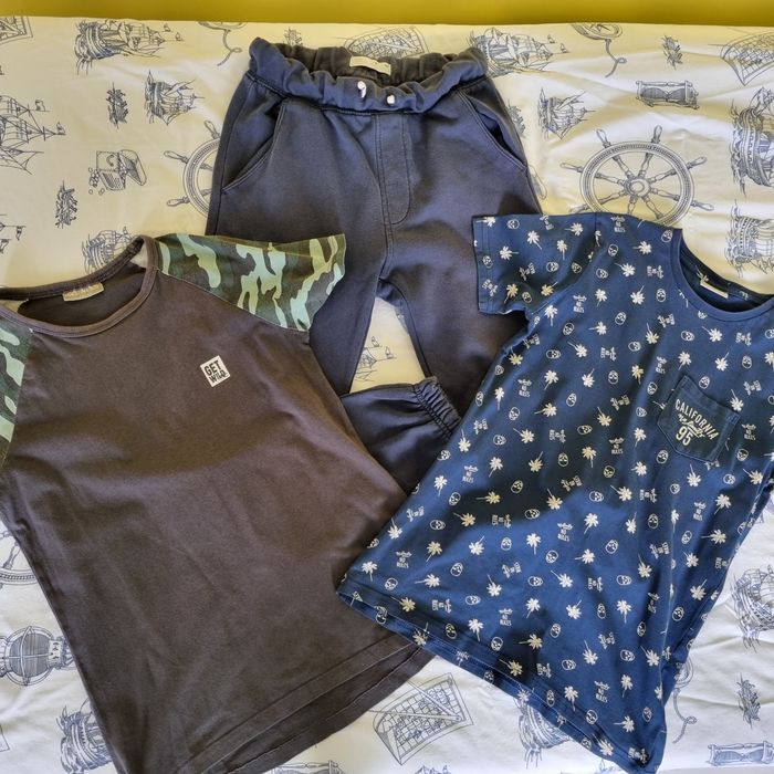 Продавам блузи с къс ръкав и син детски анцунг