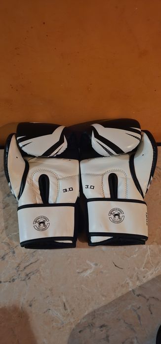 Manusi si Tibiere VENUM