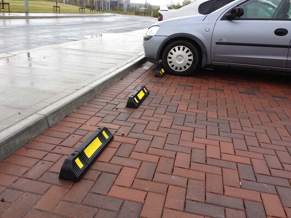 Колесоотбойник для парковки