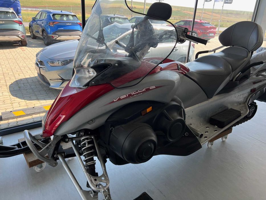 Snowmobil Yamaha Venture Lite