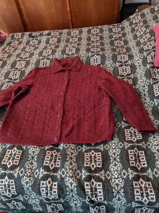 Дамски ръчно плетени жилетки и елеци