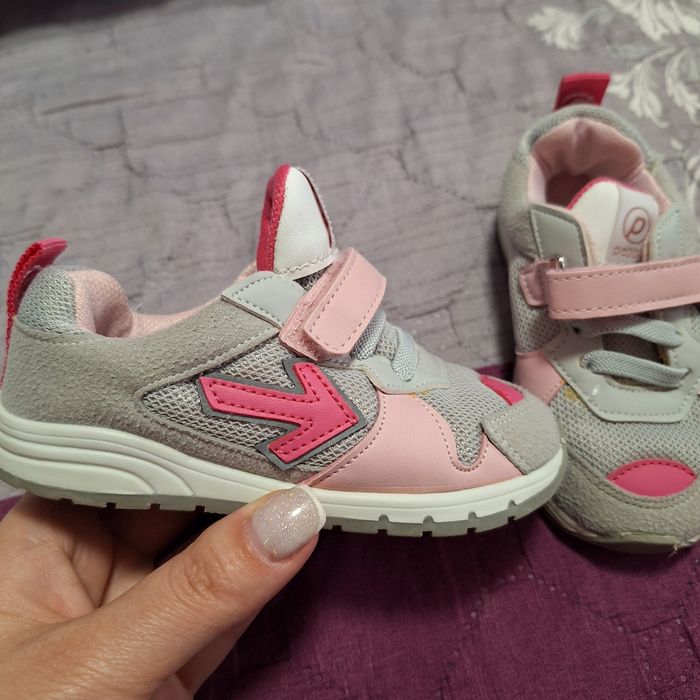 Два чифта детски маратонки, номер 23 на цената на един