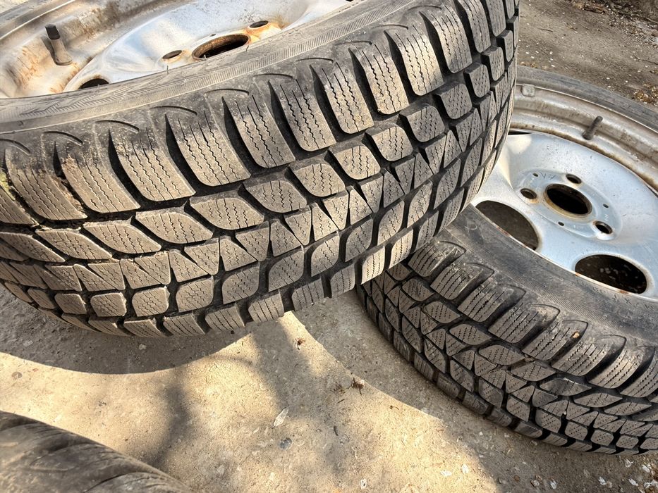 Продавам зимни гуми с джанти с тасове за Smart