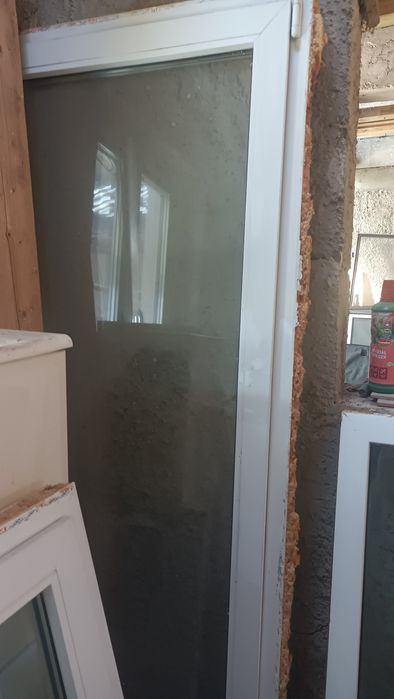 Vând geam termopan și ușe ce se vede în poza.