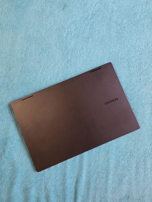 Galaxy Book 2 Pro 360  / OLED / TOUCH 13,3  / 8GB DDR5 . I5 1240P / iris XE  (1kg )
