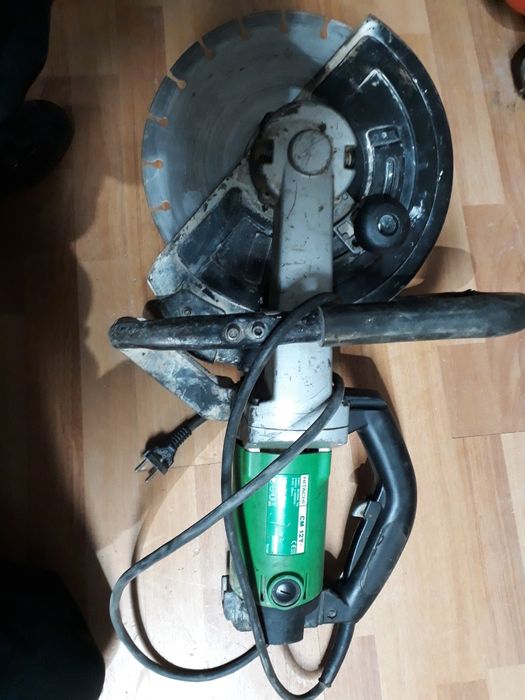 Masina electrica de taiat beton Hitachi CM12Y, 2000W cu disc de 300mm