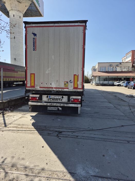 Camion/Camioane schimb utilaje constructii.