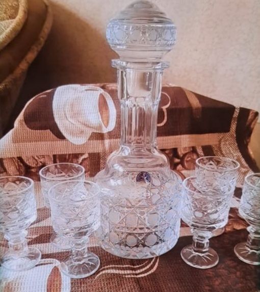 Хрустальный графин с рюмками.