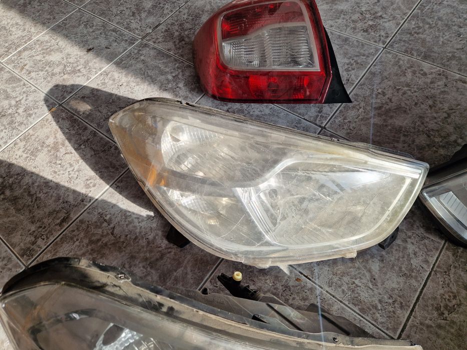 Фарове с счупени уши здрави рефлестжри и слуди