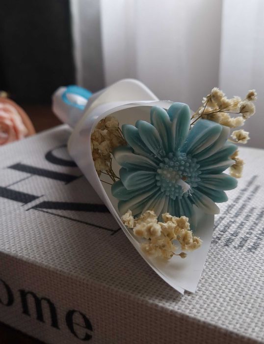 Подарък свещ-букетче