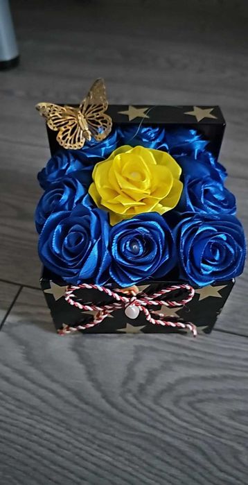 Realizez aranjamente florale și buchete de trandafiri din satin