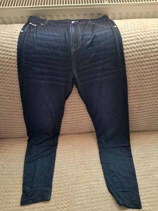 Se vând pantaloni de blugi