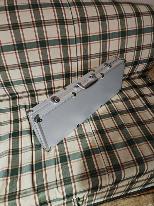 Покер с 2 тестета карти, алуминиев куфар, пулове + пул-Dealer.