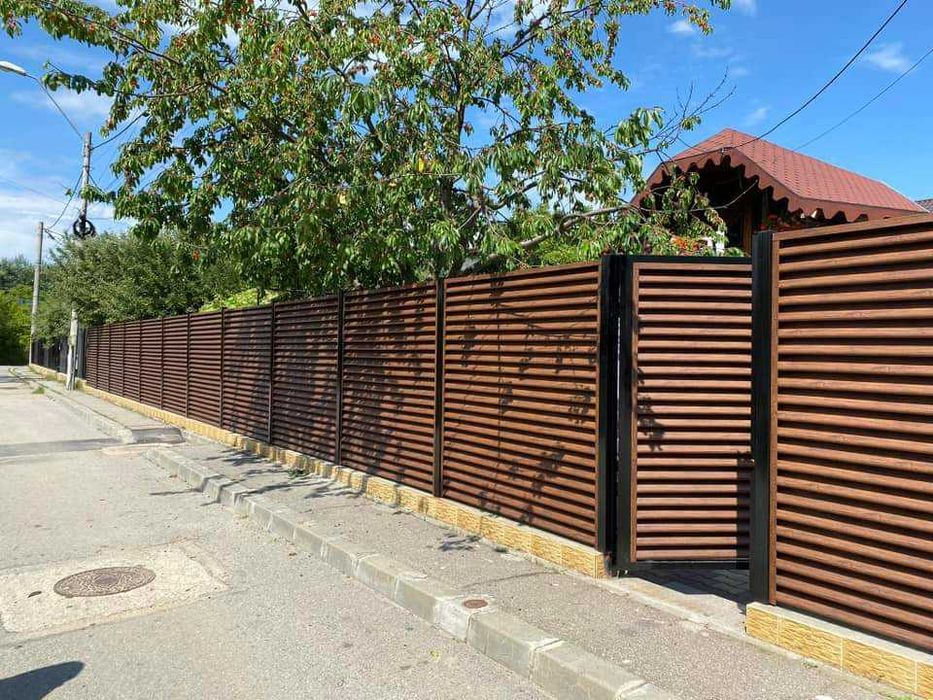 Garduri si porti din panou stil jaluzele, sipca metalica, plasa si BCA