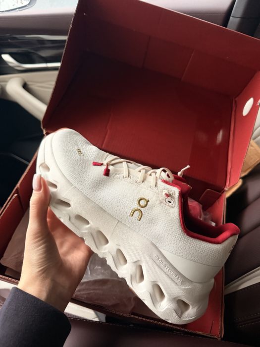 Продам кроссовки -38 размер