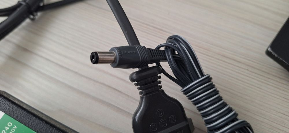 Alimentatoare originale Sharp si Sony Japan.