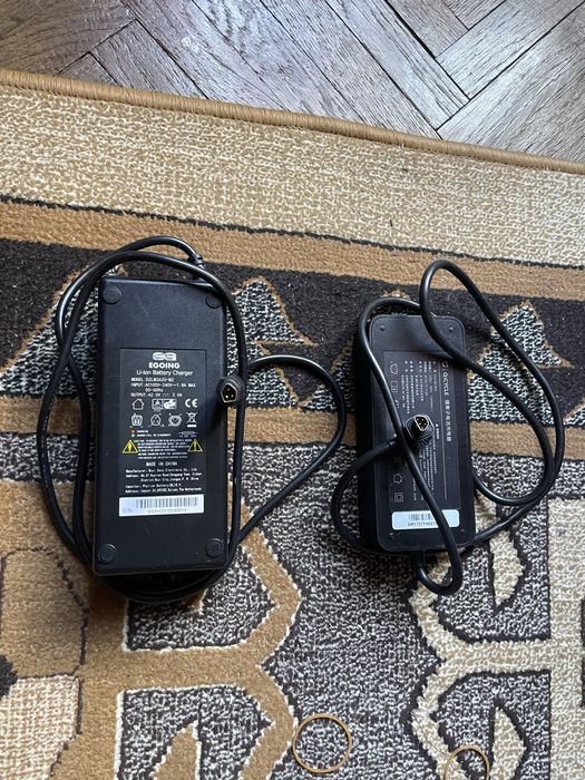 Vînd încarcatoare trotinete electrice