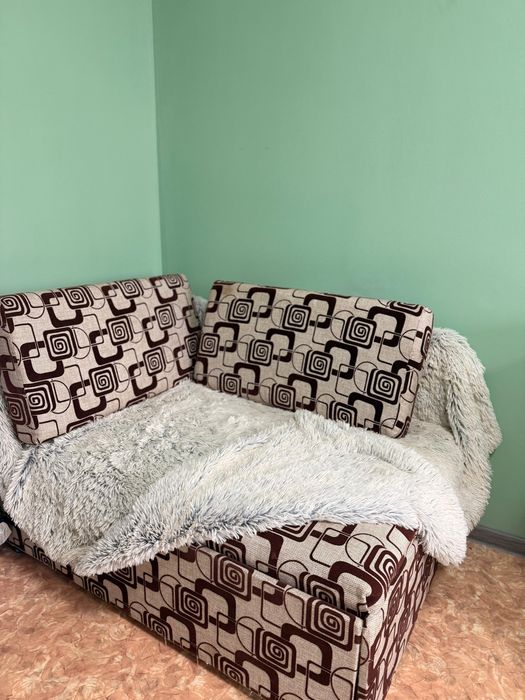 Диван раздвижной и комод