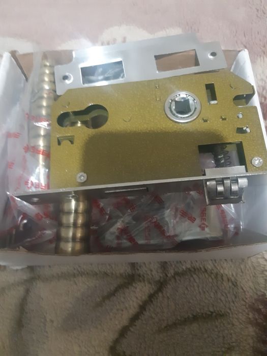 Врезной замок дверной