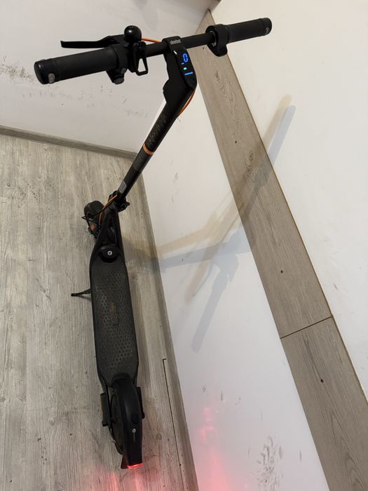 Vând trotineta electrica Ninebot Kickscooter F2 Pro