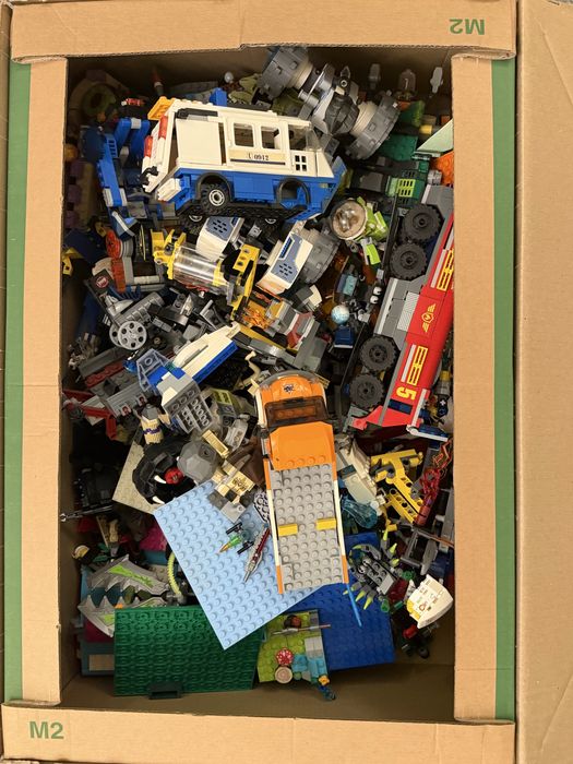 Parti Lego, Minifigurine, instructiuni si seturi originale